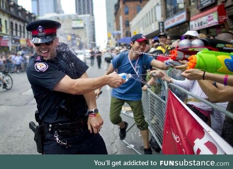 Canadian police involved in a 'brutal' clash with citizens!