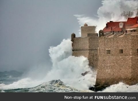11m high wave hit Dubrovnik city walls yesterday
