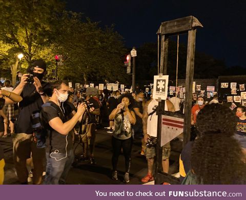 A guillotine has been put in front of the fencing near the White House