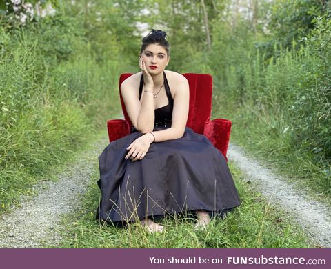 $19 chair & $5 90s dress from Goodwill = impromptu 17th birthday photo shoot