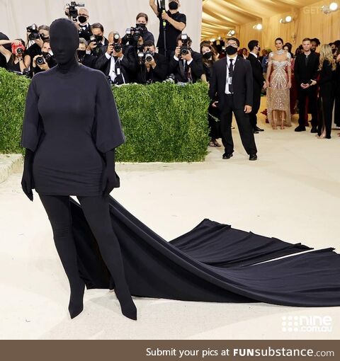 Some celebrity at metgala dressed as the sleep paralysis demon