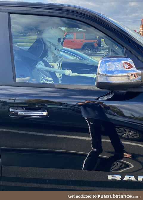 (OC)Waiting for his girlfriend coming out of the mall
