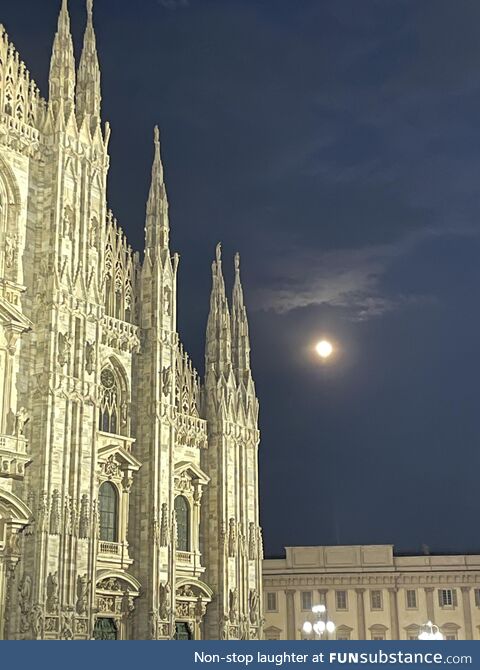 Moon over Duomo di Milano