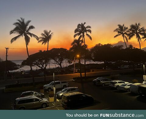 Dads wife sent me a picture from Maui. Thats not the sun setting