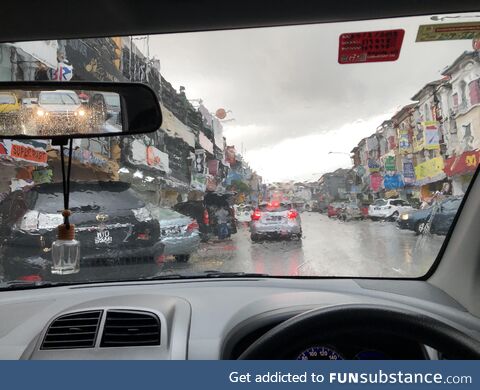 Raindrops turns the windshield into an oil painting