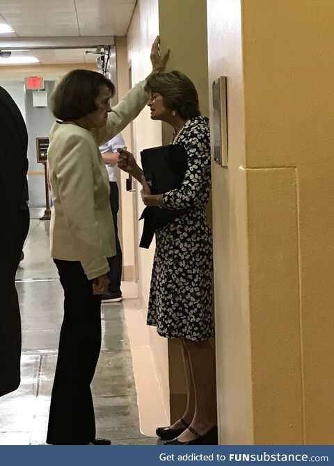 A quick huddle between Murkowski and Feinstein