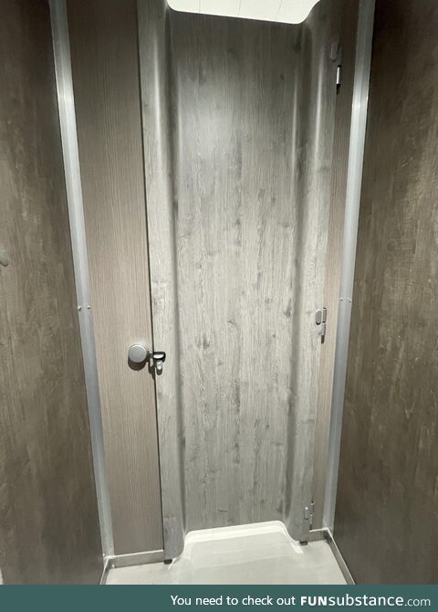 Behold, Americans, a Japanese toilet door that covers the gap on birth sides!