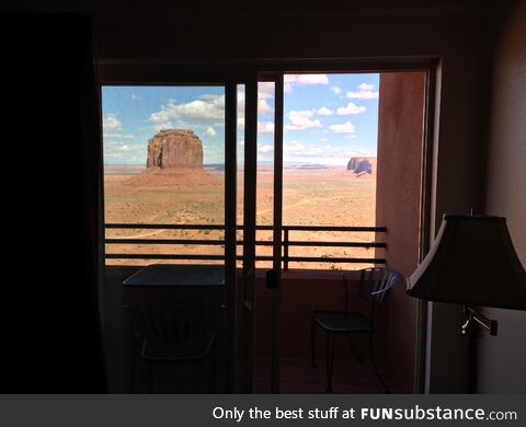 That’s the view from the hotel „The View“ towards Monument Valley [OC]