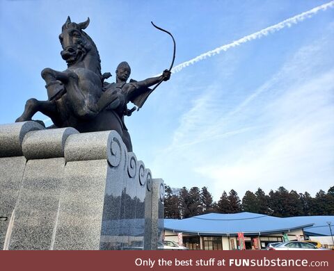 Statue of Nasu no Yoichi and contrail arrow
