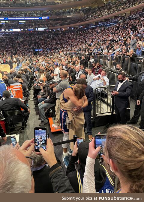 Steph Curry hugs his mom after breaking the 3pt record