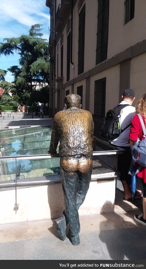 Statue of plumber butt crack in Madrid, Spain