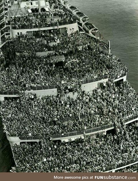The ship queen elizabeth arrives at the port of new york. On board are soldiers returning