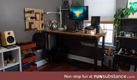 Reviewed by Wirecutter as one of the Best Standing Desks. Height adjustable desk with