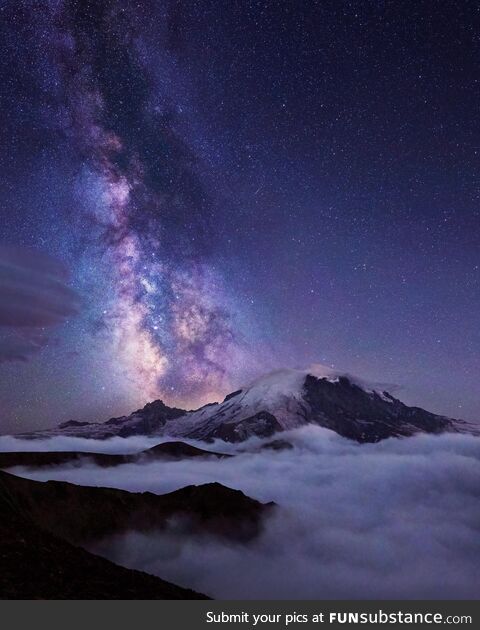 Tahoma towering above a sea of clouds in Mt. Rainier National Park [OC]