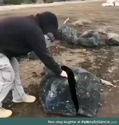 ????????????????????????????????: Natural Volcanic glass , Obsidian is produced from