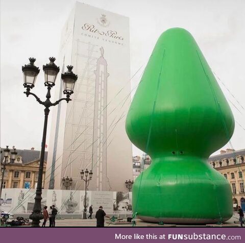 Christmas tree in Paris (2014)