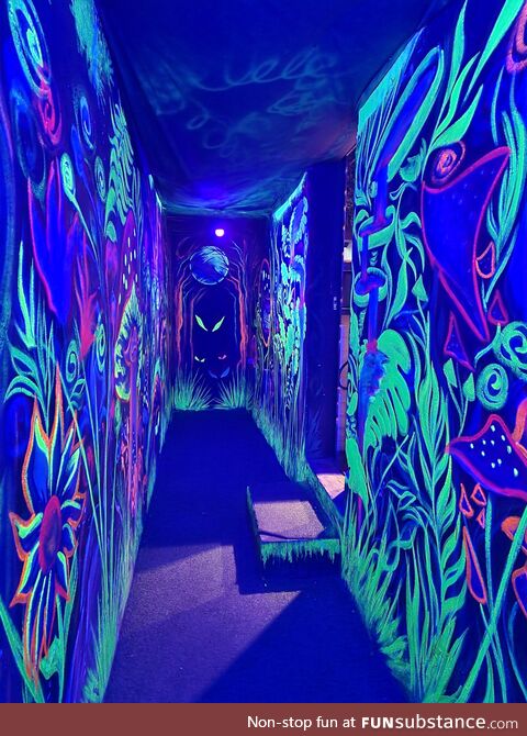 A passage to the bathroom of a brazilian pub