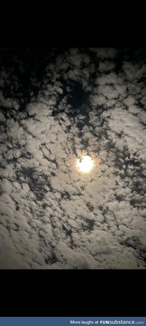 Fluffy moon clouds (aus)